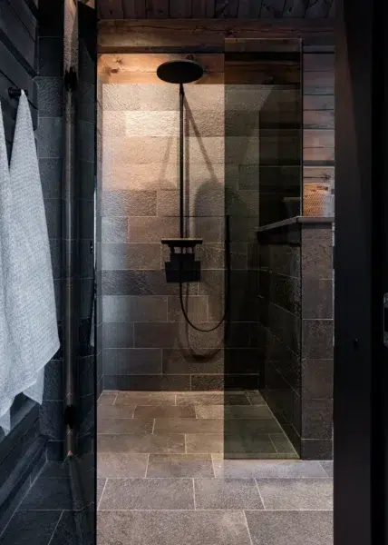 Duschlösning i bronstonat glas måttbeställda duschväggar