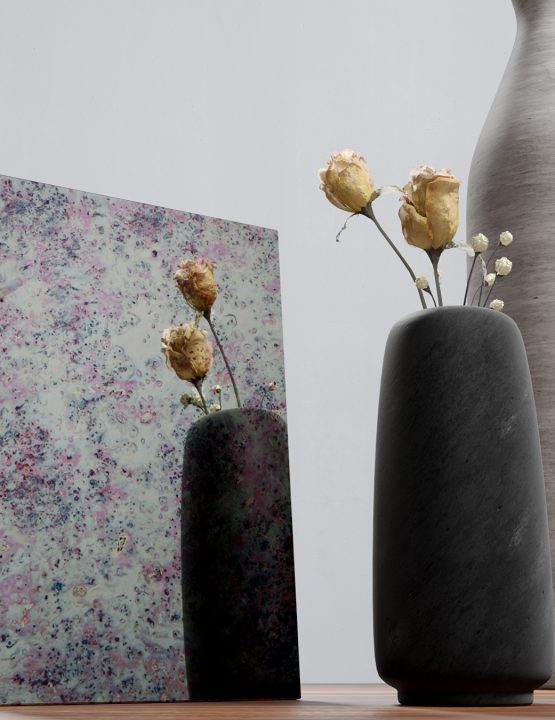 Färgglad antikspegel med iriserande lila och blå toner – dekorativt inslag i kreativ design.