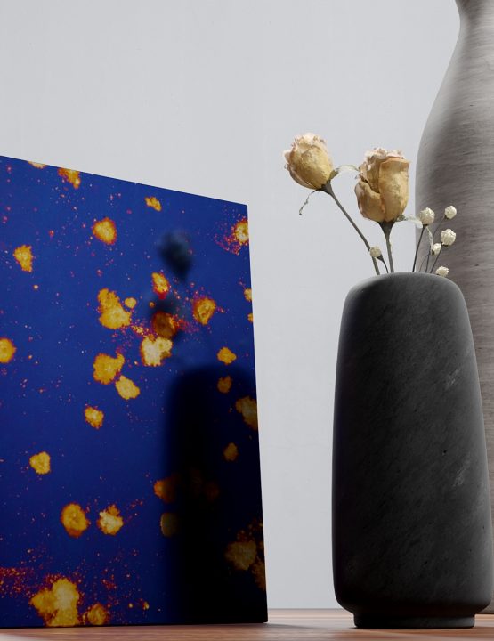 Blå antikspegel med guldstänk – dramatisk spegeldesign för moderna hem.