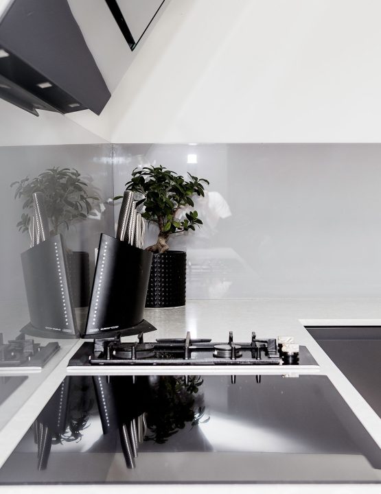 Stänkskydd i glas för kök med modern design och reflekterande yta
