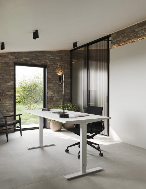 Skjutvägg i kanalglas från Albed som delar av ett hemmakontor med modern design och naturliga materialval.